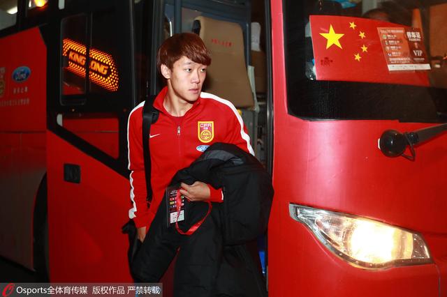 而就在机场旁边的军营内，政府军五千名士兵也正在进行最后集结。